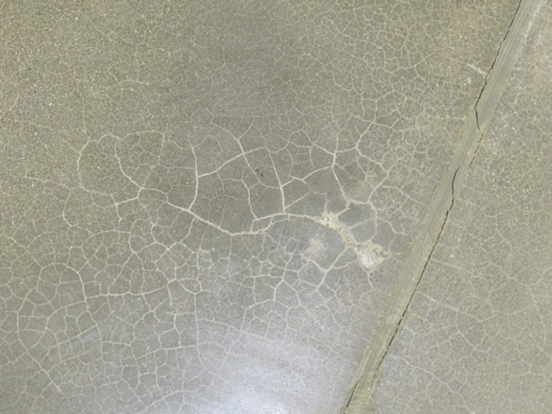 Устранение расслоений и других дефектов поверхности при шлифовке бетонного пола
    