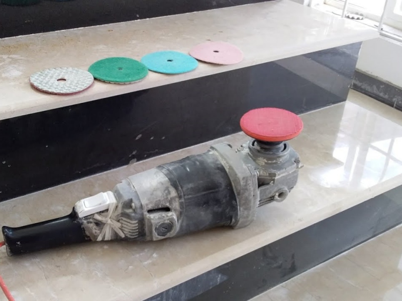 Точные инструменты для обработки ступеней и кромок пола