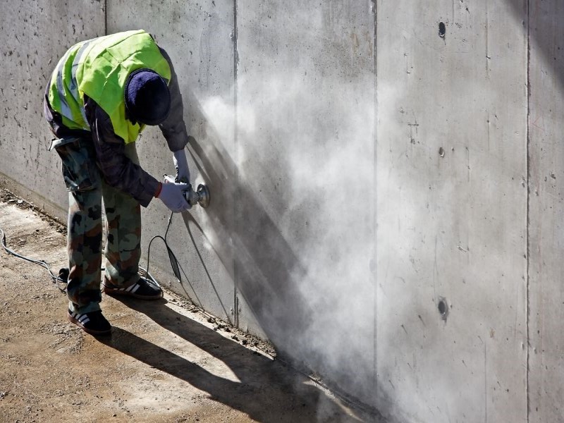 Минимизация образования пыли при шлифовке бетонного пола: ключевая задача